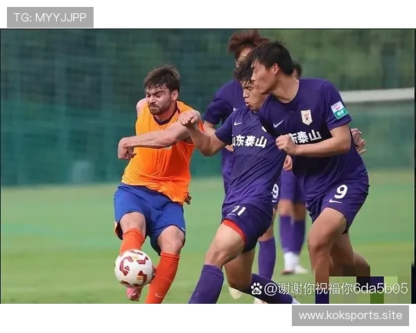 人气火爆泰山B队征战中乙赛后球员通道挤满球迷现场气氛非凡热烈